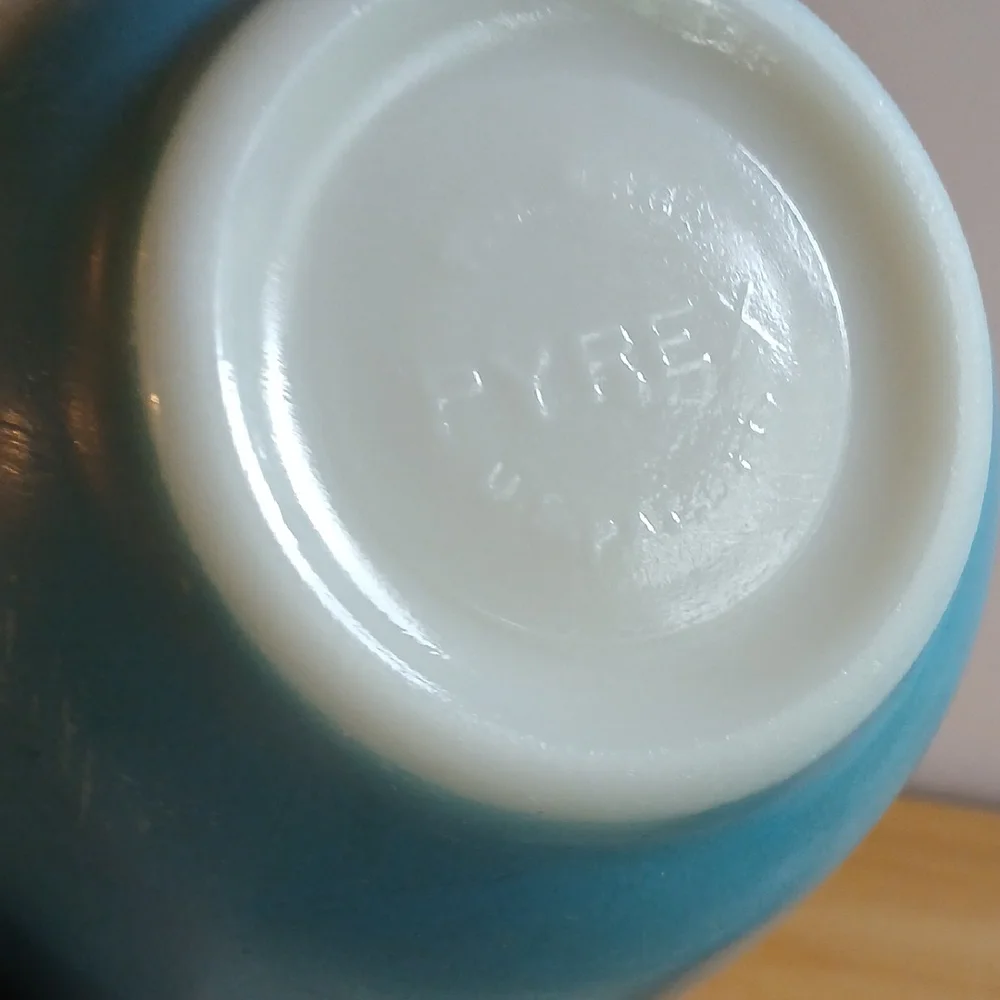 Vintage Pyrex Blue Mixing/Nesting bowl 1.5 pt